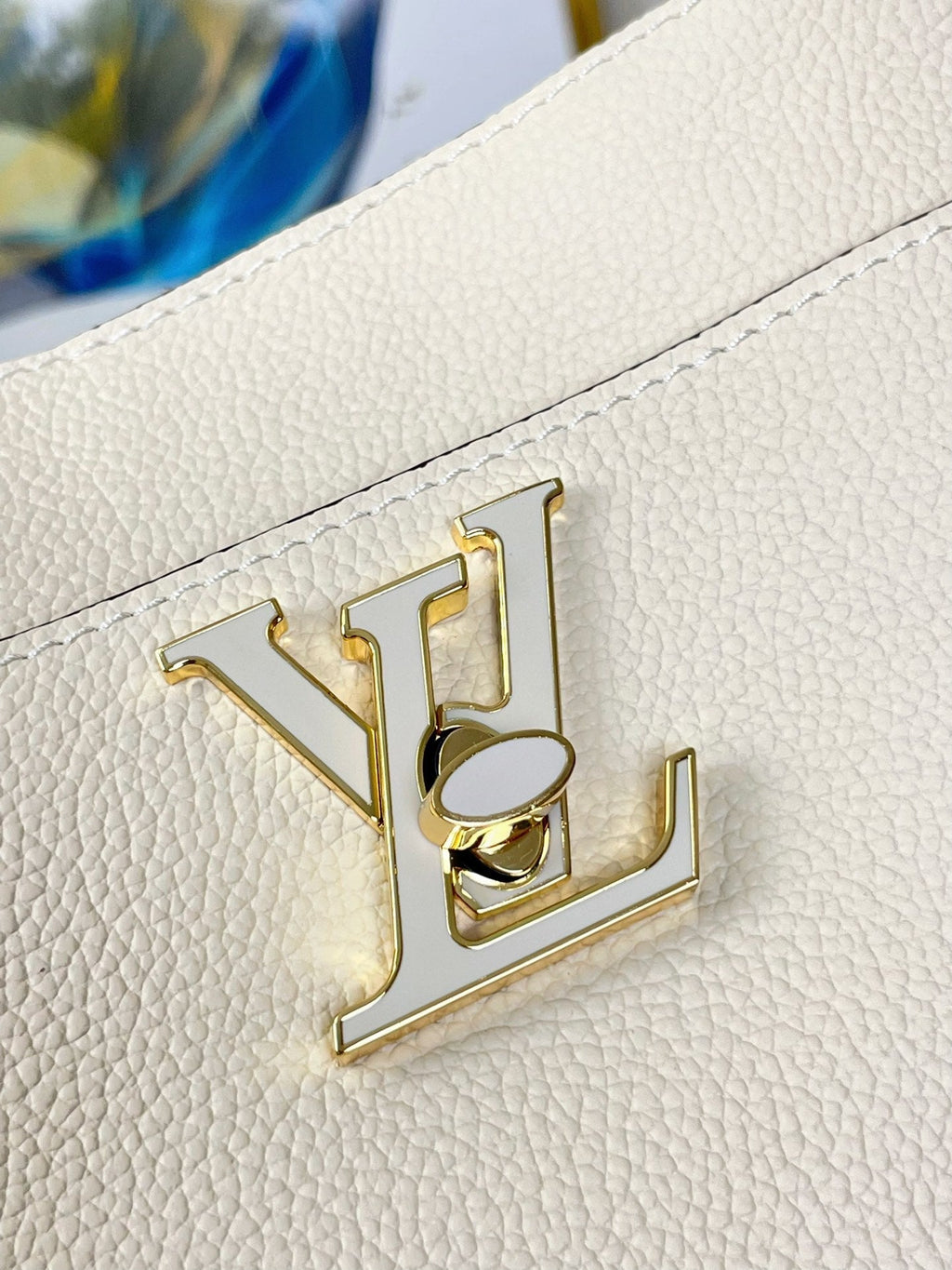 LOUIS VUITTON LOCK AND WALK 20 IN CREAM GRAINED CALFSKIN GOLD HARDWARE
