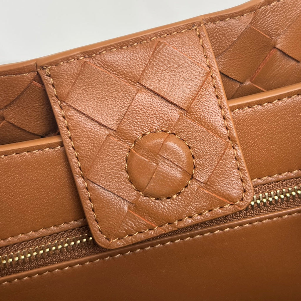 BOTTEGA VENETA LARGE ANDIAMO 32 IN BURNT ORANGE LAMBSKIN