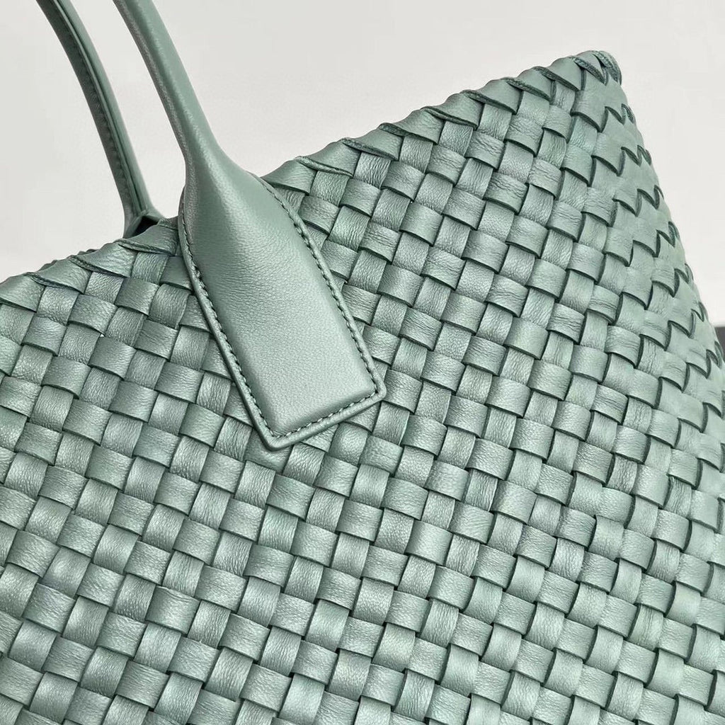 BOTTEGA VENETA LARGE CABAT 51 IN XANADU GRAY LAMBSKIN