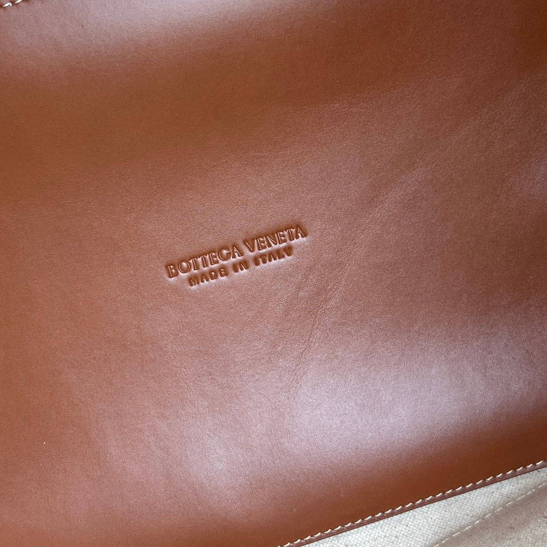 BOTTEGA VENETA LARGE ANDIAMO 42 IN WHITE BROWN CALFSKIN AND CANVAS
