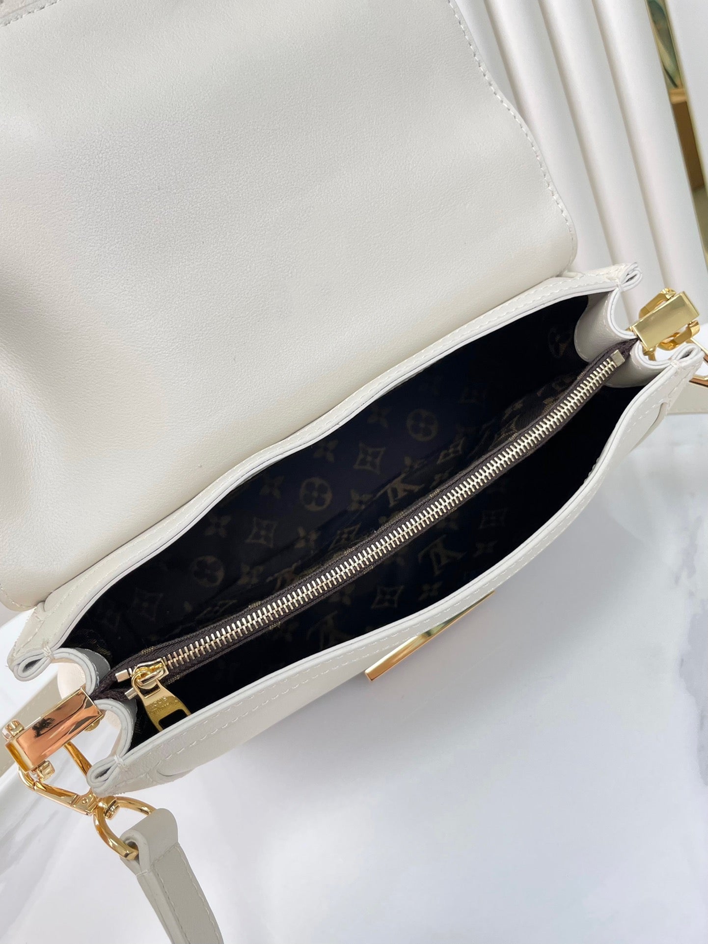 LOUIS VUITTON DAUPHINE SOFT MM 24 IN WHITE SMOOTH LAMBSKIN GOLD HARDWARE