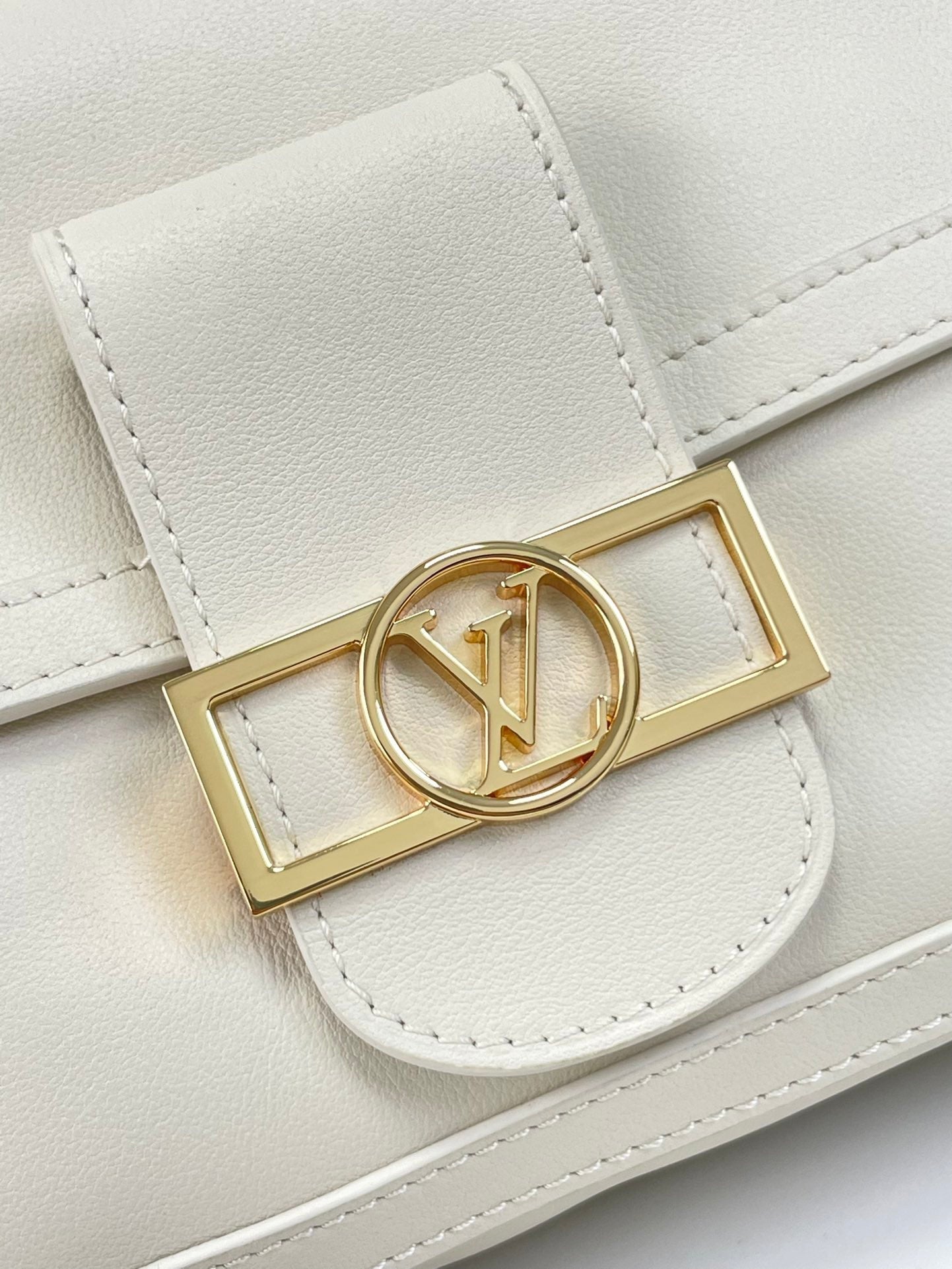 LOUIS VUITTON DAUPHINE SOFT MM 24 IN WHITE SMOOTH LAMBSKIN GOLD HARDWARE