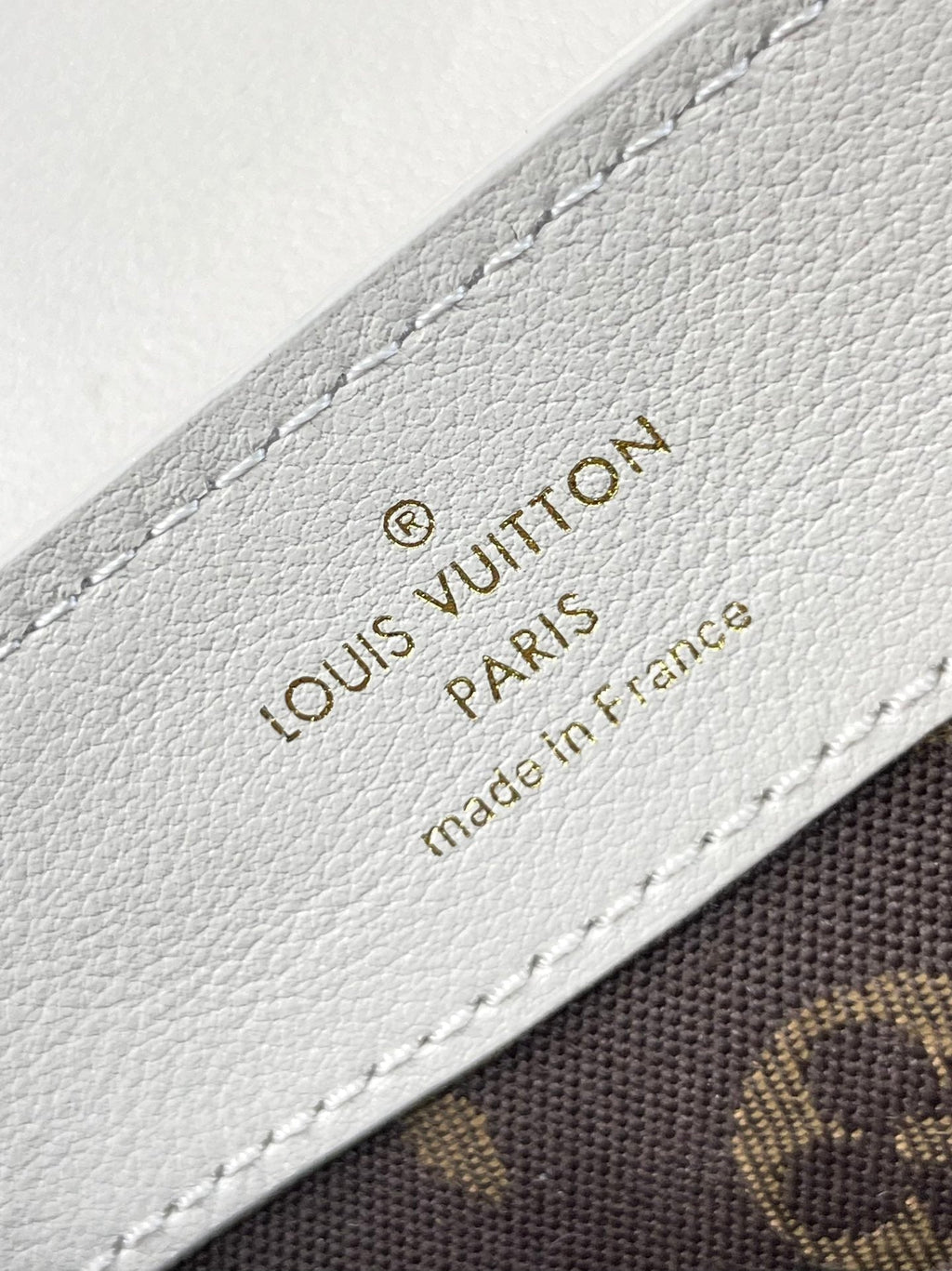 LOUIS VUITTON DAUPHINE SOFT MM 24 IN WHITE SMOOTH LAMBSKIN GOLD HARDWARE