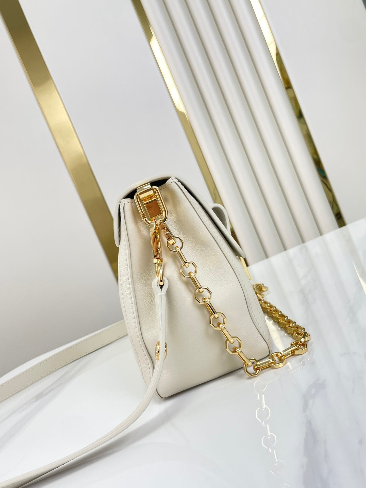 LOUIS VUITTON DAUPHINE SOFT MM 24 IN WHITE SMOOTH LAMBSKIN GOLD HARDWARE