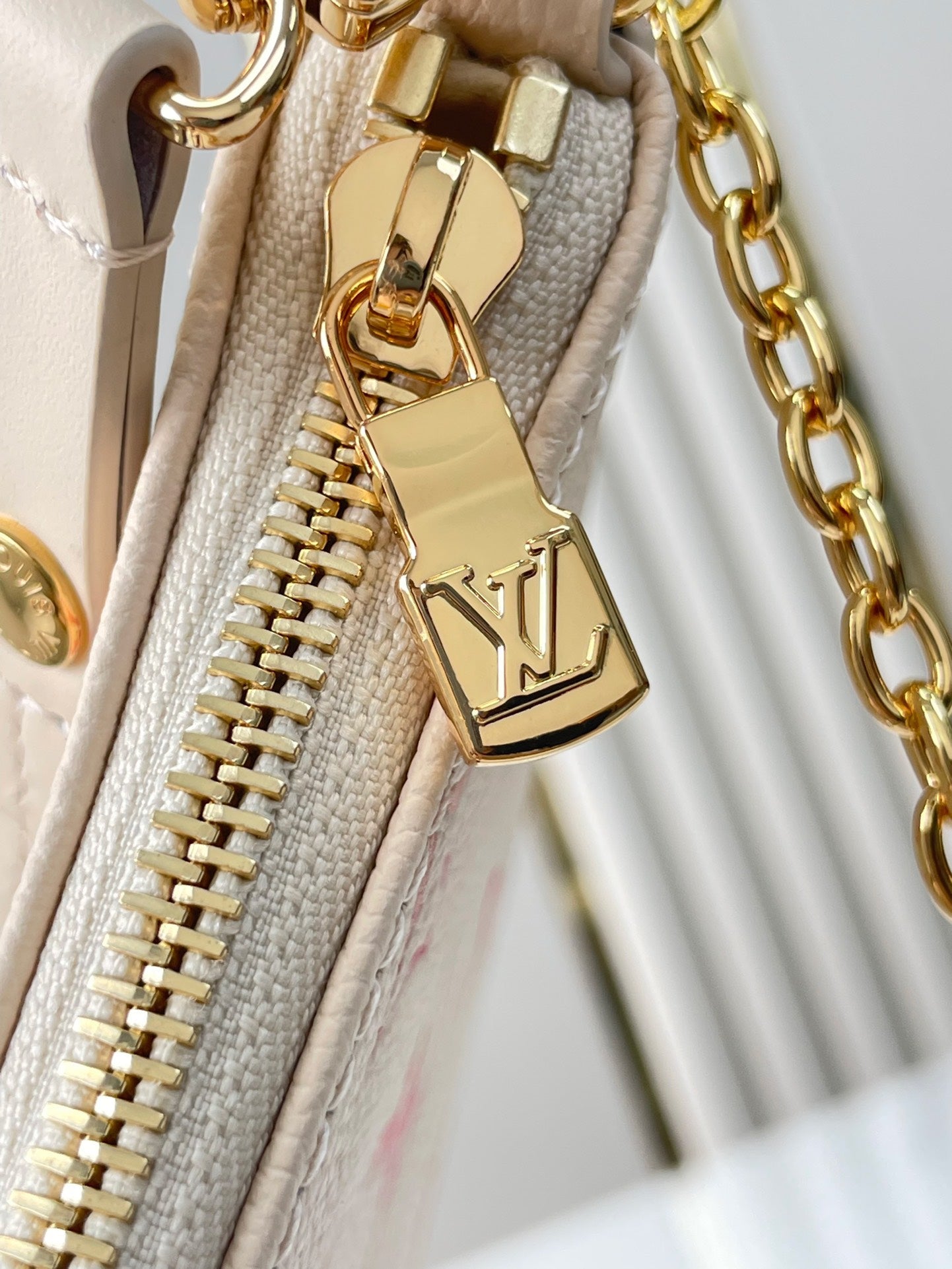 LOUIS VUITTON EASY POUCH ON STRAP 19 IN SUNRISE AQUARELLE MONOGRAM EMPREINTE LEATHER GOLD CHAIN