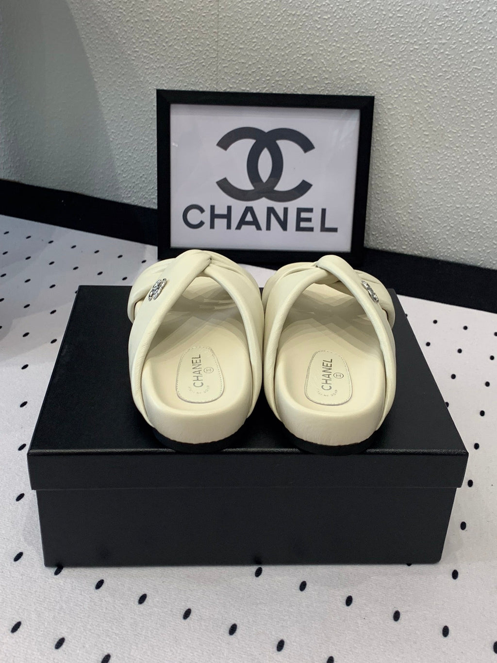 CHANEL TWISTED SLIPPERS IN WHITE LAMBSKIN