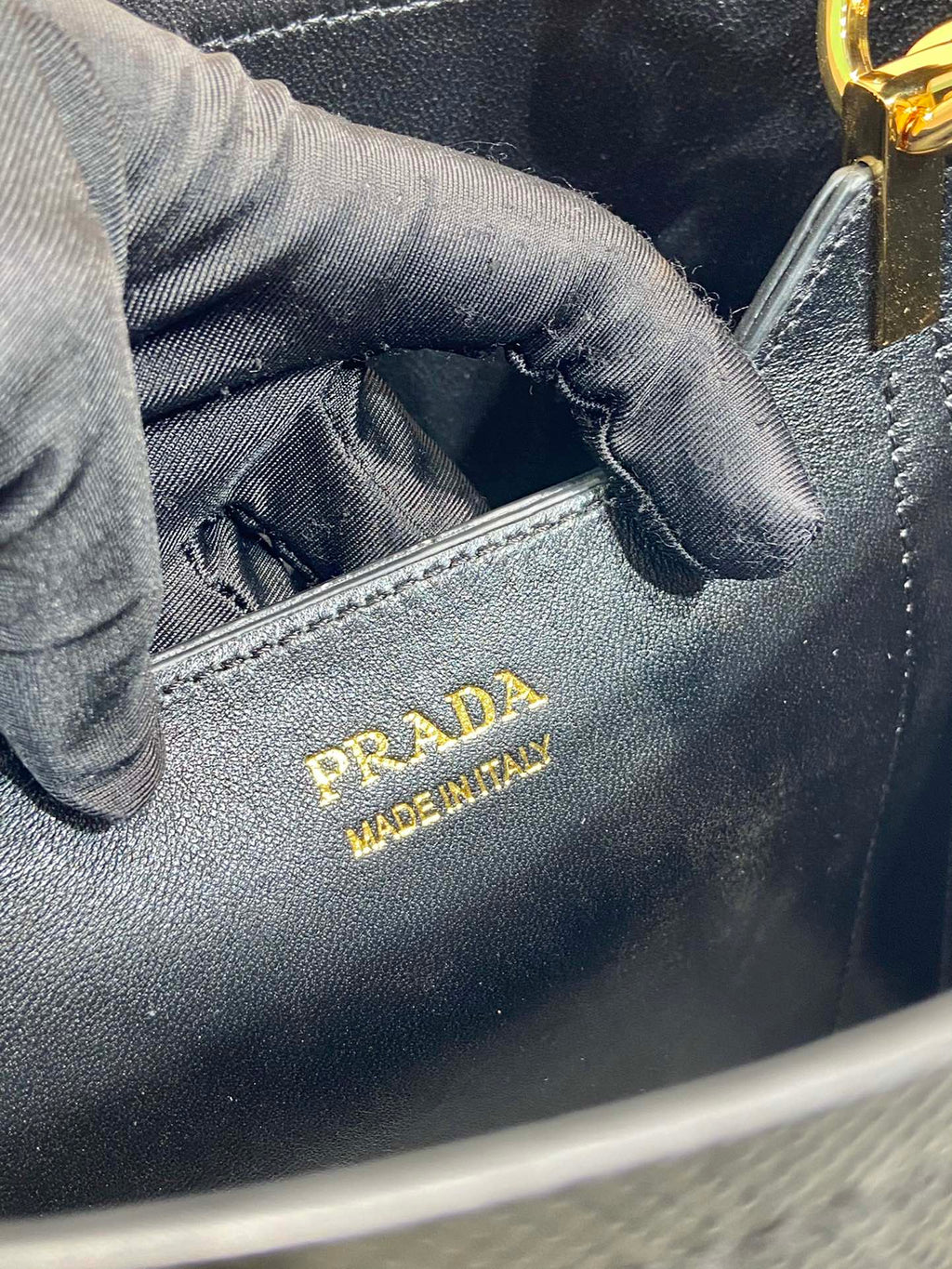 PRADA BUCKET BAG 23 IN BLACK SAFFIANO LEATHER