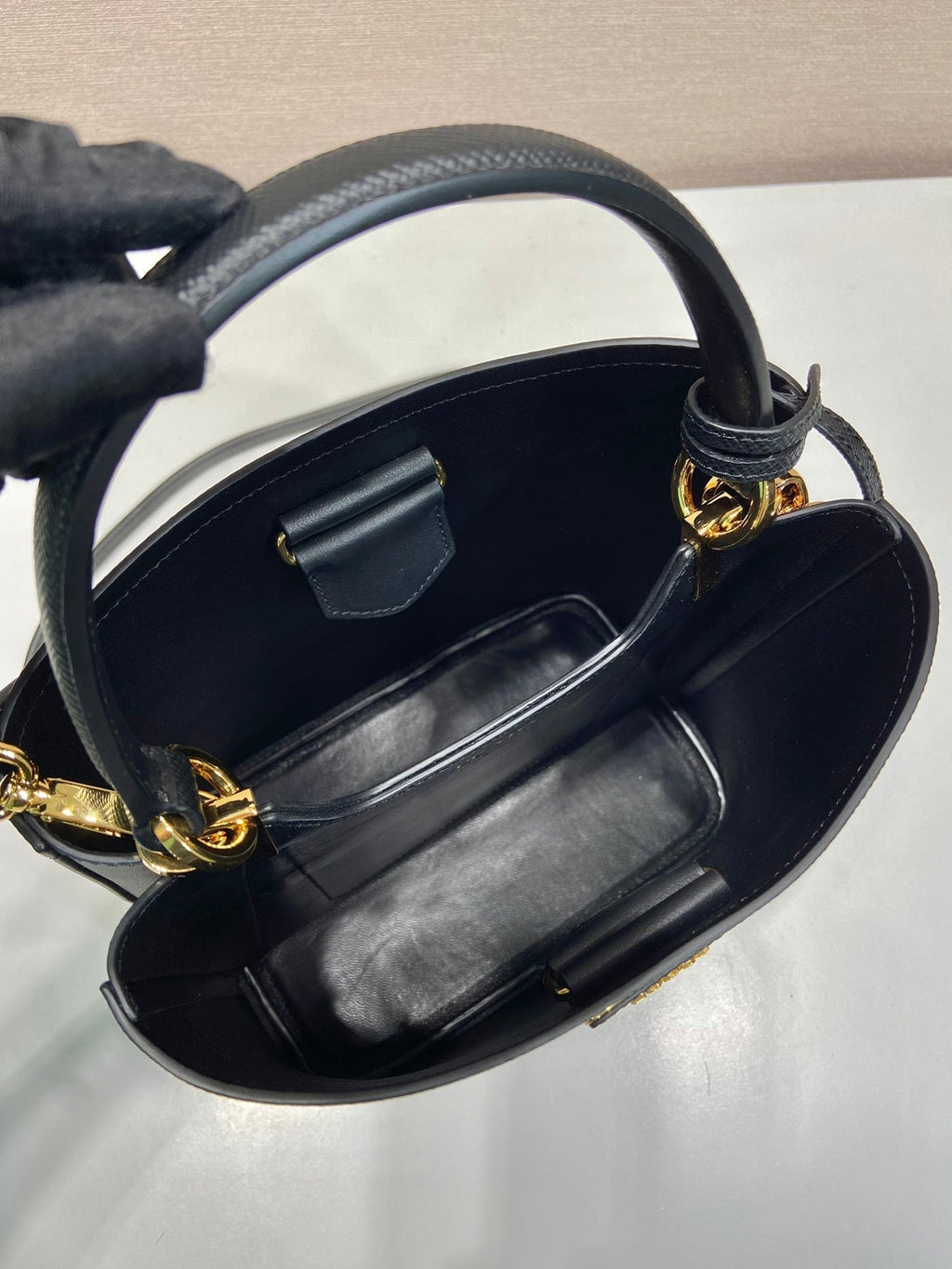 PRADA BUCKET BAG 23 IN BLACK SAFFIANO LEATHER