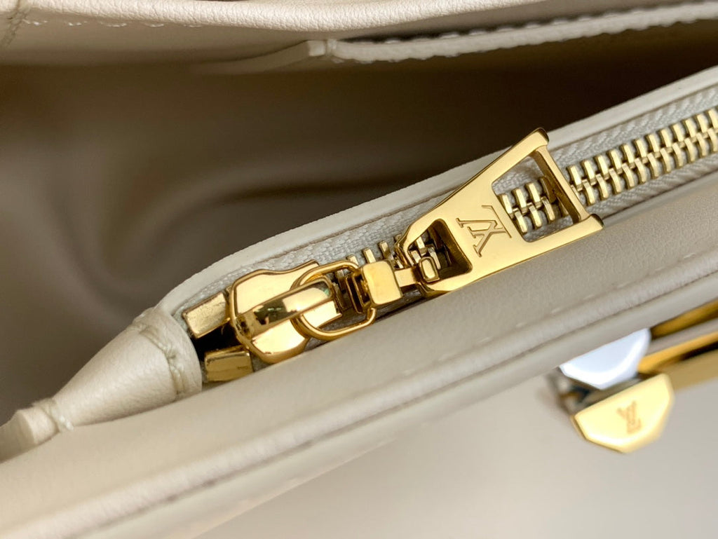 LOUIS VUITTON TWIST MM 23 IN QUARTZ WHITE EPI LEATHER GOLD HARDWARE