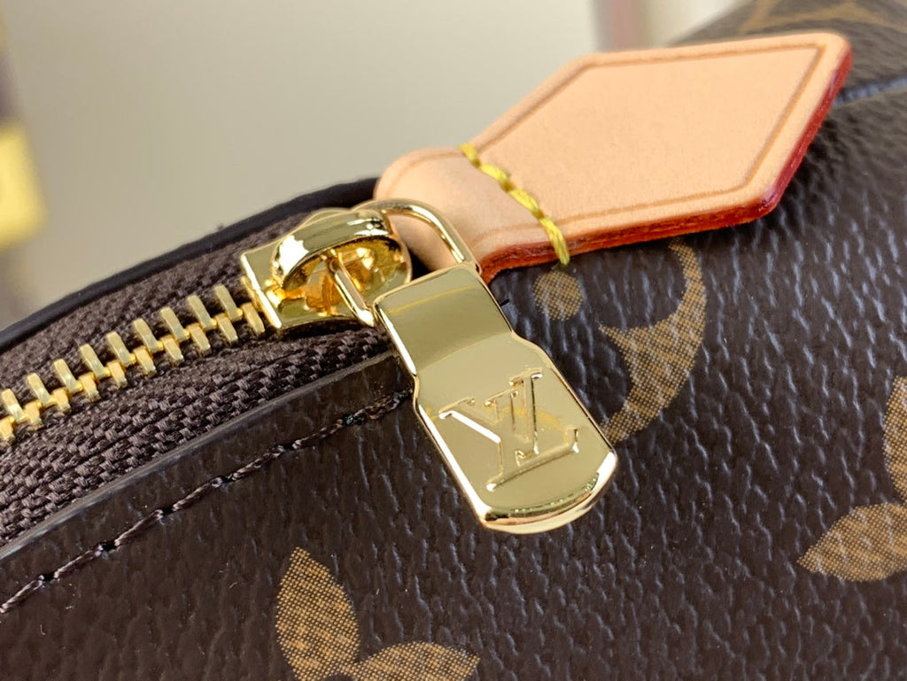LOUIS VUITTON COSMETIC POUCH 22 IN BROWN MONOGRAM CANVAS