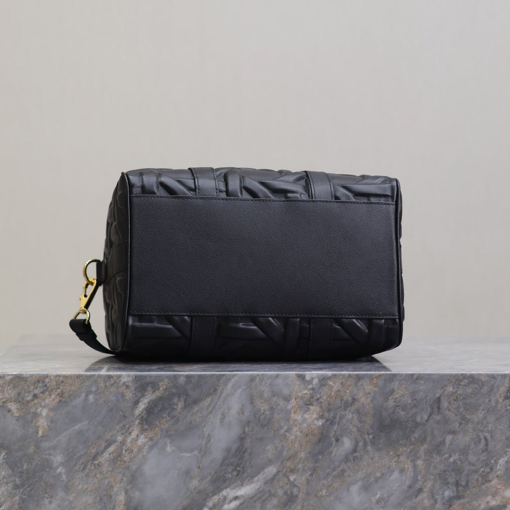 DIOR GROOVE BAG 25 IN BLACK MACROCANNAGE CALFSKIN WITH GOLD HARDWARE