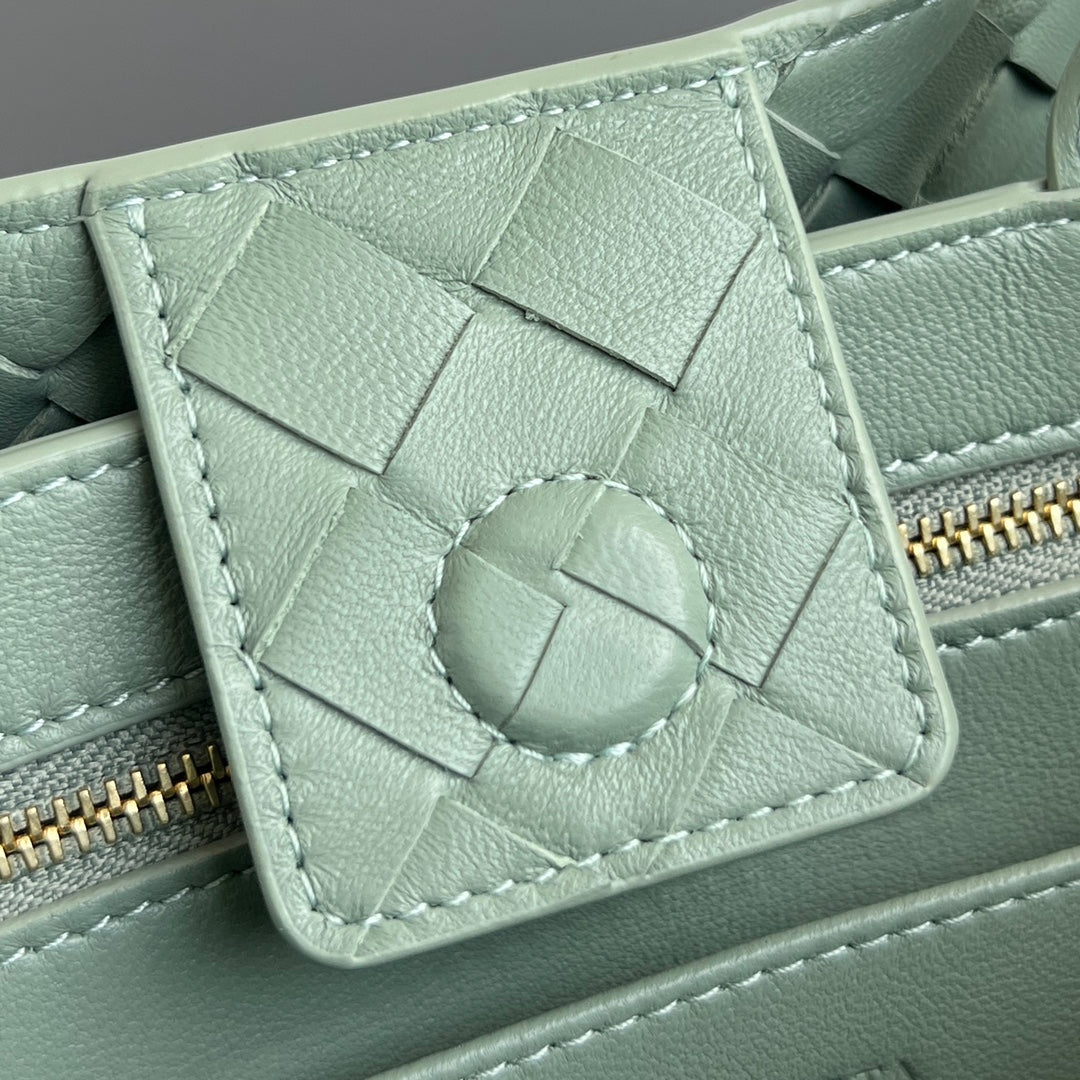 BOTTEGA VENETA SMALL ANDIAMO 29 IN CEDALON GREEN LAMBSKIN