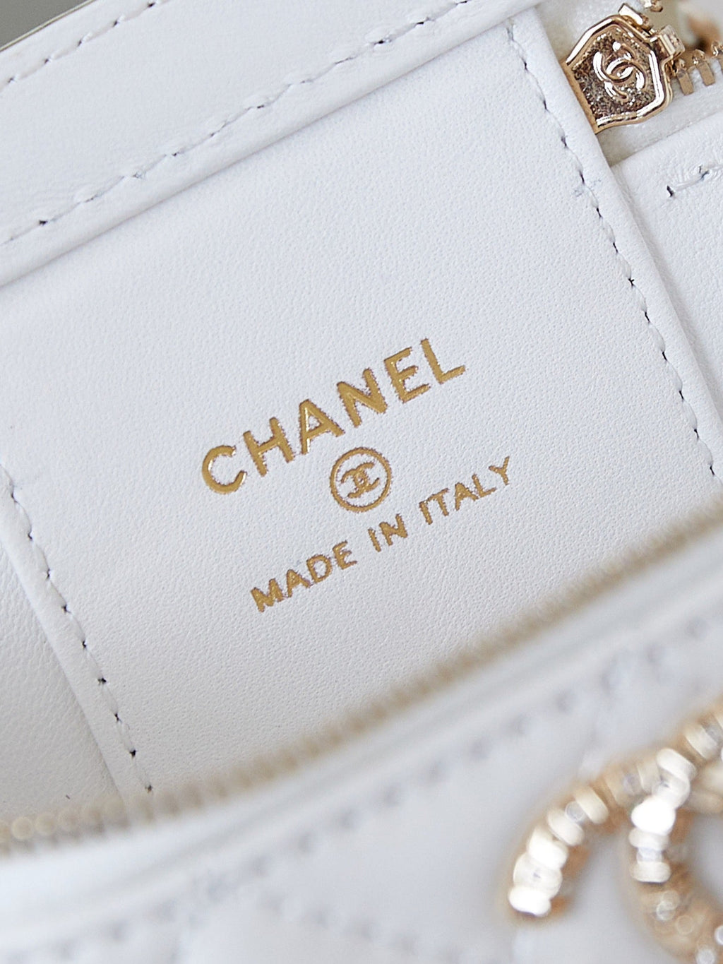 CHANEL 25S MINI VANITY BAG 11 CM IN WHITE LAMBSKIN WITH CRYSTAL-EMBELLISHED  LOGO