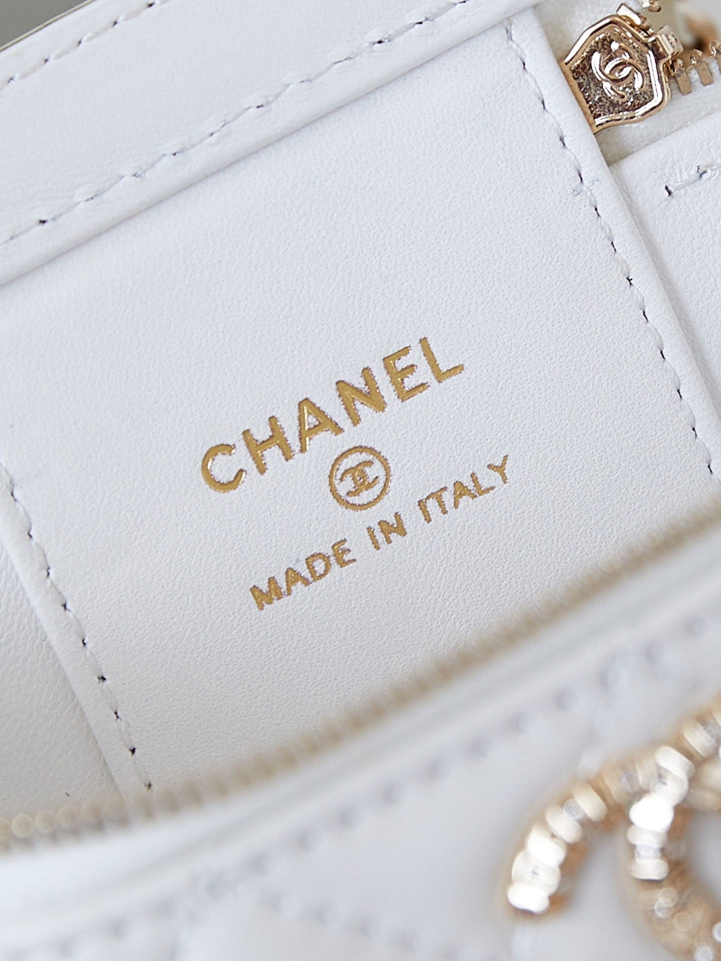 CHANEL 25S MINI VANITY BAG 11 CM IN WHITE LAMBSKIN WITH CRYSTAL-EMBELLISHED  LOGO
