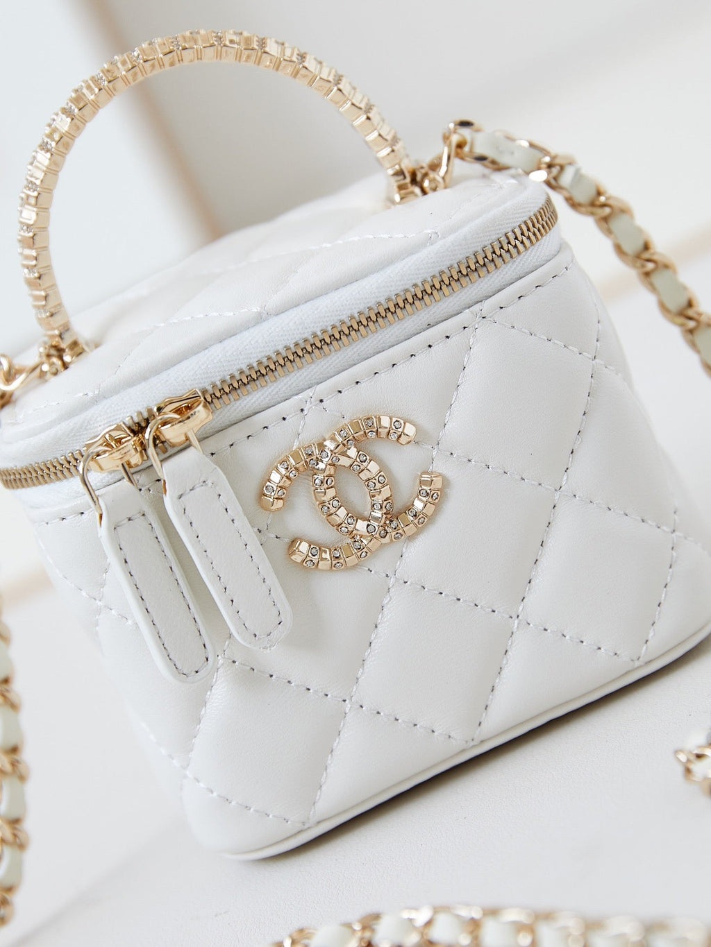 CHANEL 25S MINI VANITY BAG 11 CM IN WHITE LAMBSKIN WITH CRYSTAL-EMBELLISHED  LOGO