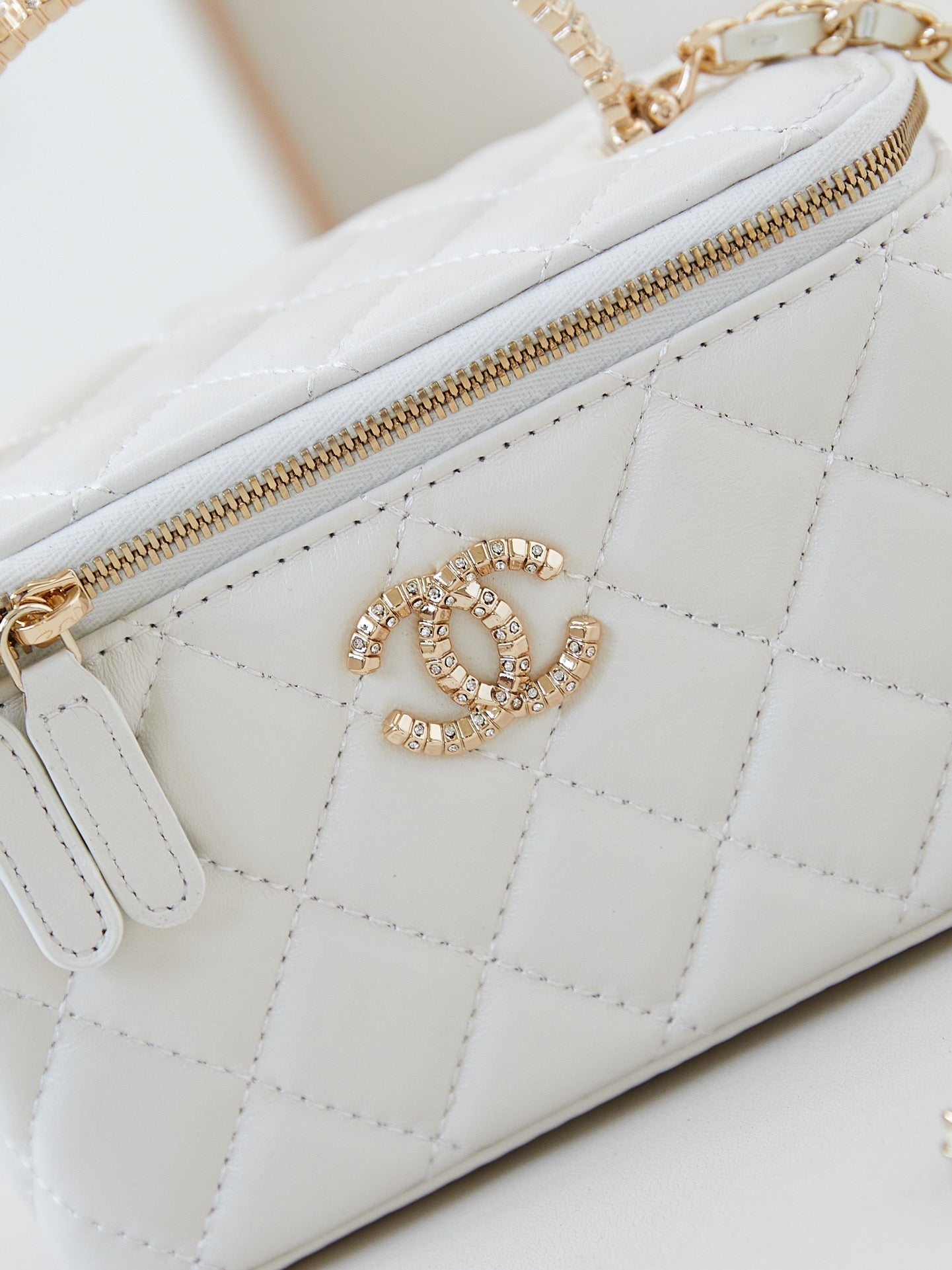 CHANEL 25S MINI VANITY BAG 16 CM IN WHITE LAMBSKIN WITH CRYSTAL-EMBELLISHED  LOGO