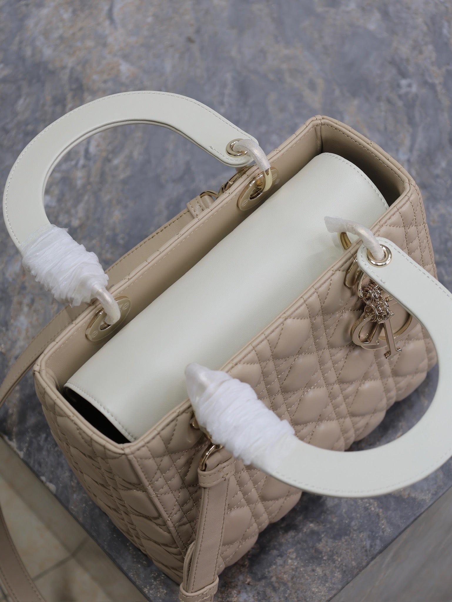 DIOR MEDIUM LADY BAG 24 IN POWDER BEIGE QUILTED MACROCANNAGE CALFSKIN METAL CHARM