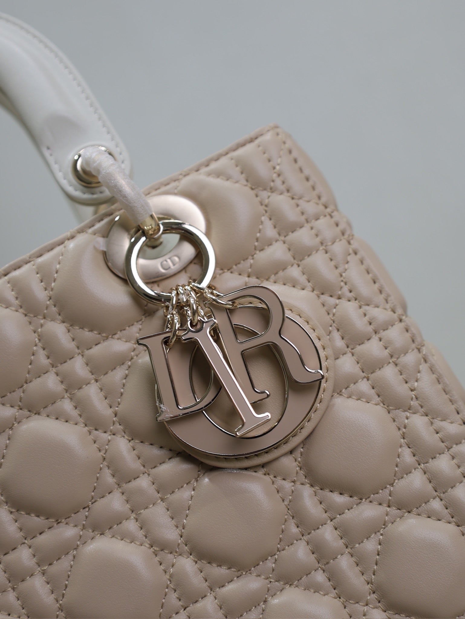 DIOR MEDIUM LADY BAG 24 IN POWDER BEIGE QUILTED MACROCANNAGE CALFSKIN METAL CHARM
