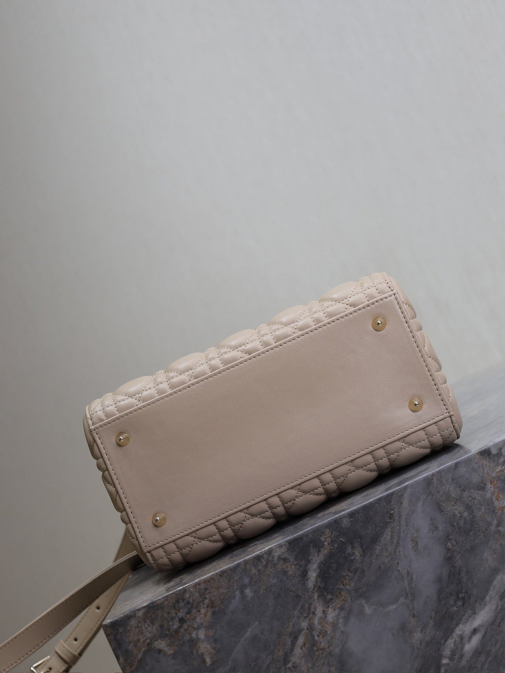 DIOR MEDIUM LADY BAG 24 IN POWDER BEIGE QUILTED MACROCANNAGE CALFSKIN METAL CHARM