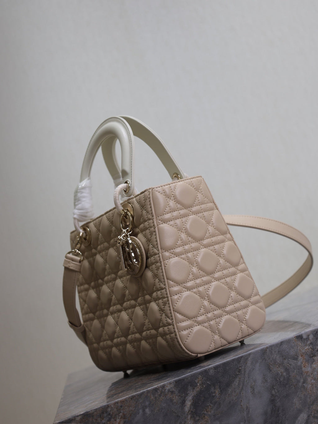 DIOR MEDIUM LADY BAG 24 IN POWDER BEIGE QUILTED MACROCANNAGE CALFSKIN METAL CHARM