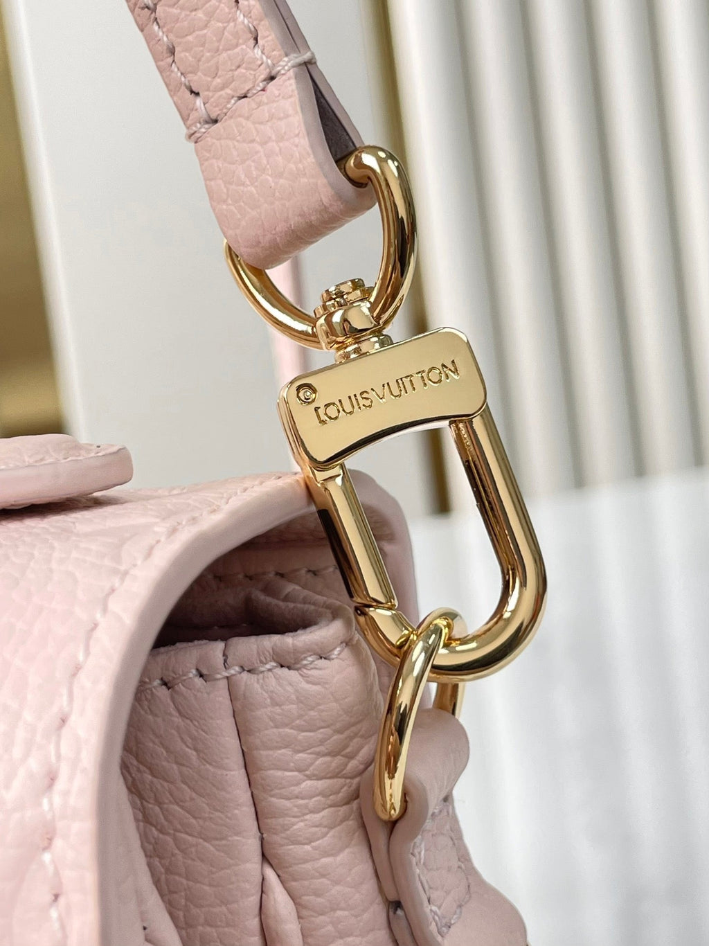 LOUIS VUITTON POCHETTE MÉTIS EAST WEST 21 IN PINK OPALE MONOGRAM ECLIPSE CANVAS GOLD BUCKLE