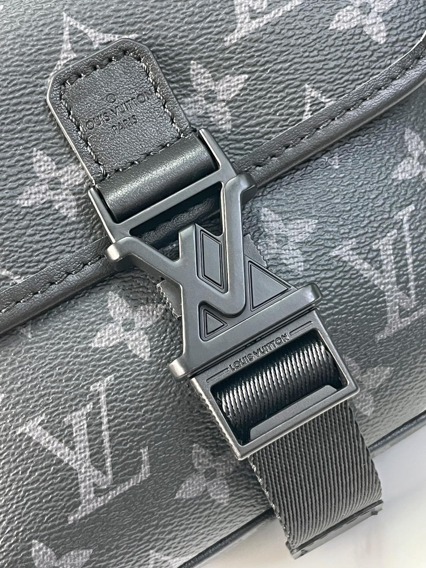 LOUIS VUITTON GETAWAY MESSENGER 18 IN GUN METAL MONOGRAM ECLIPSE CANVAS