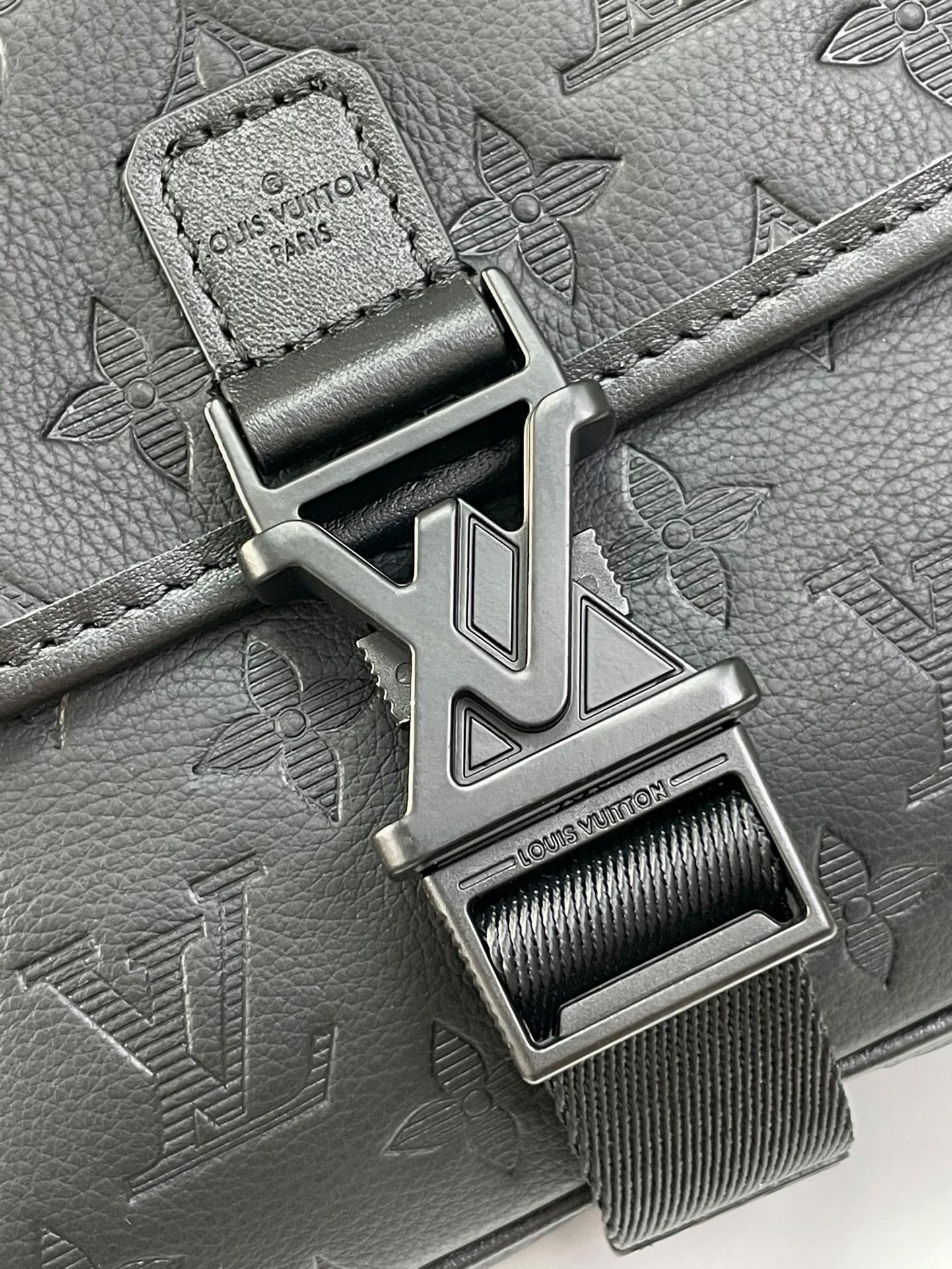 LOUIS VUITTON GETAWAY MESSENGER 18 IN BLACK EMBOSSED CALFSKIN