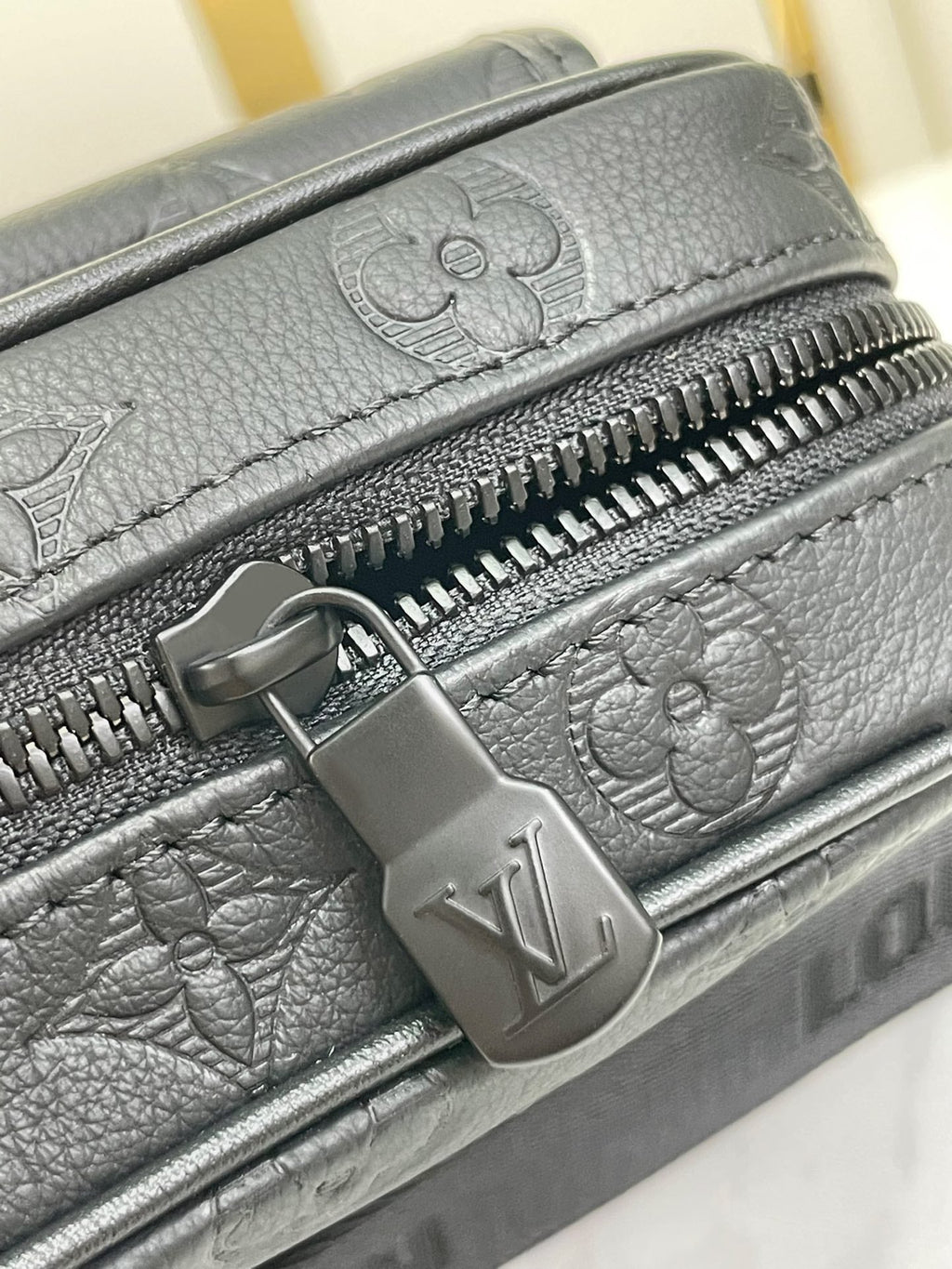 LOUIS VUITTON GETAWAY MESSENGER 18 IN BLACK EMBOSSED CALFSKIN