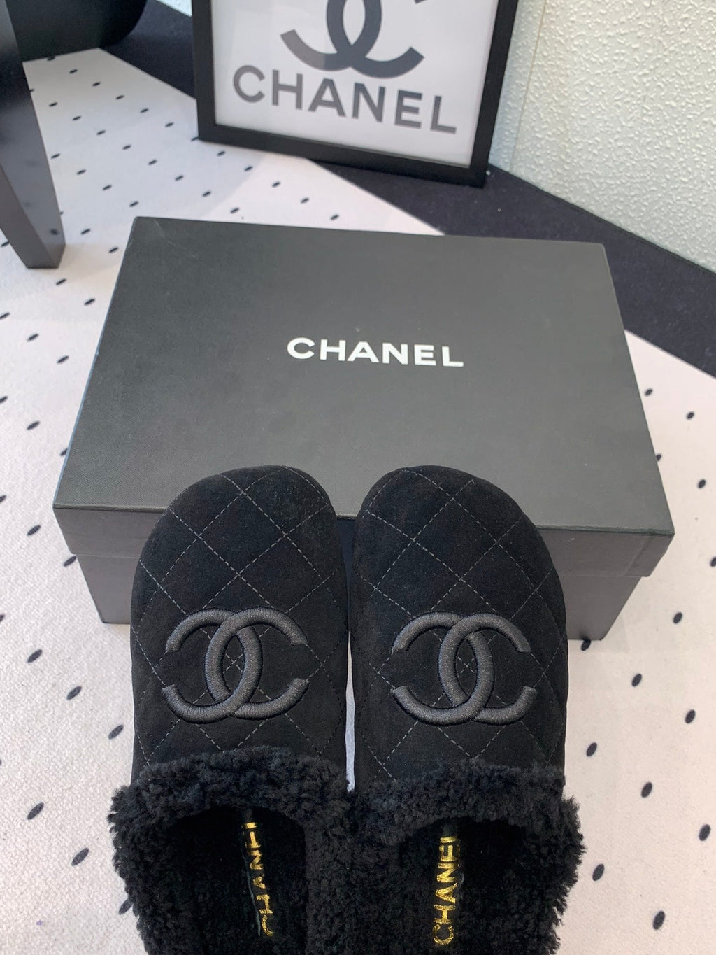 CHANEL FLAT MULE IN BLACK SUEDE AND LAMB FUR LINING