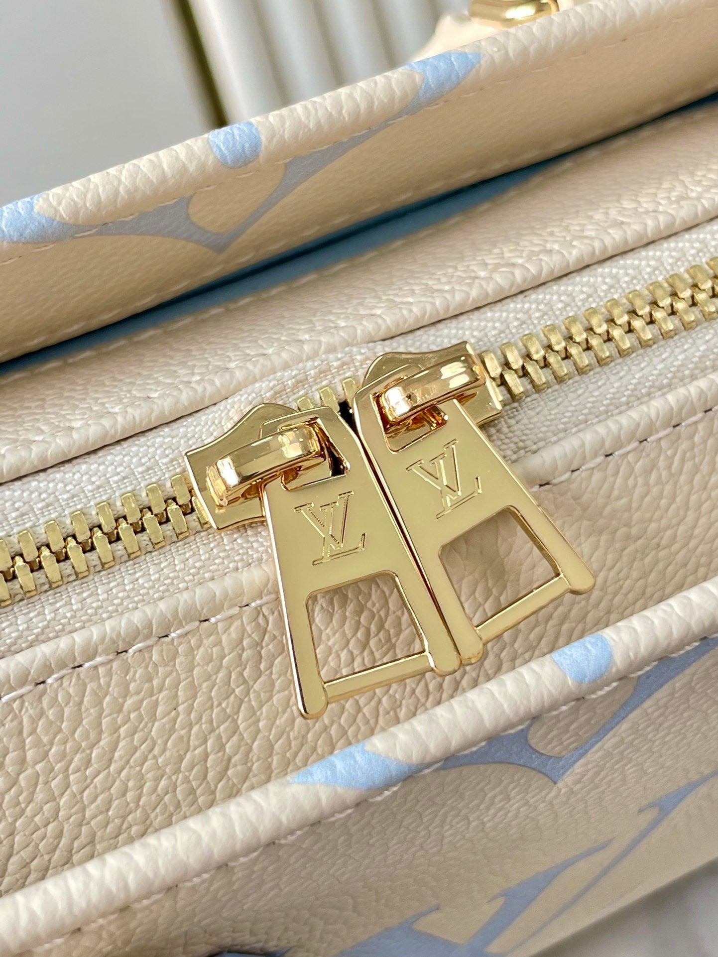 LOUIS VUITTON ONTHEGO 25 IN CREAM BLUE CALFSKIN GOLD HARDWARE