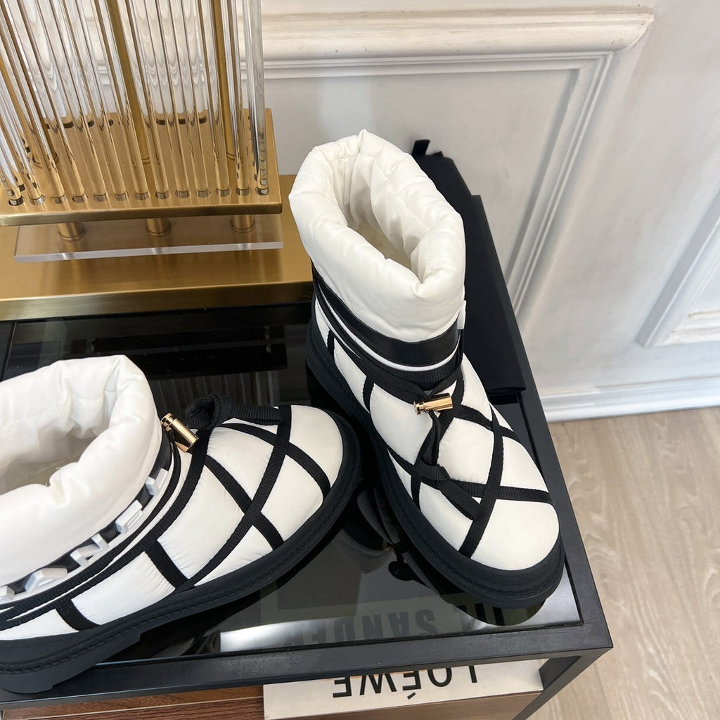 CHANEL SKI BOOTS IN WHITE MIX BLACK QUILTED COTTON