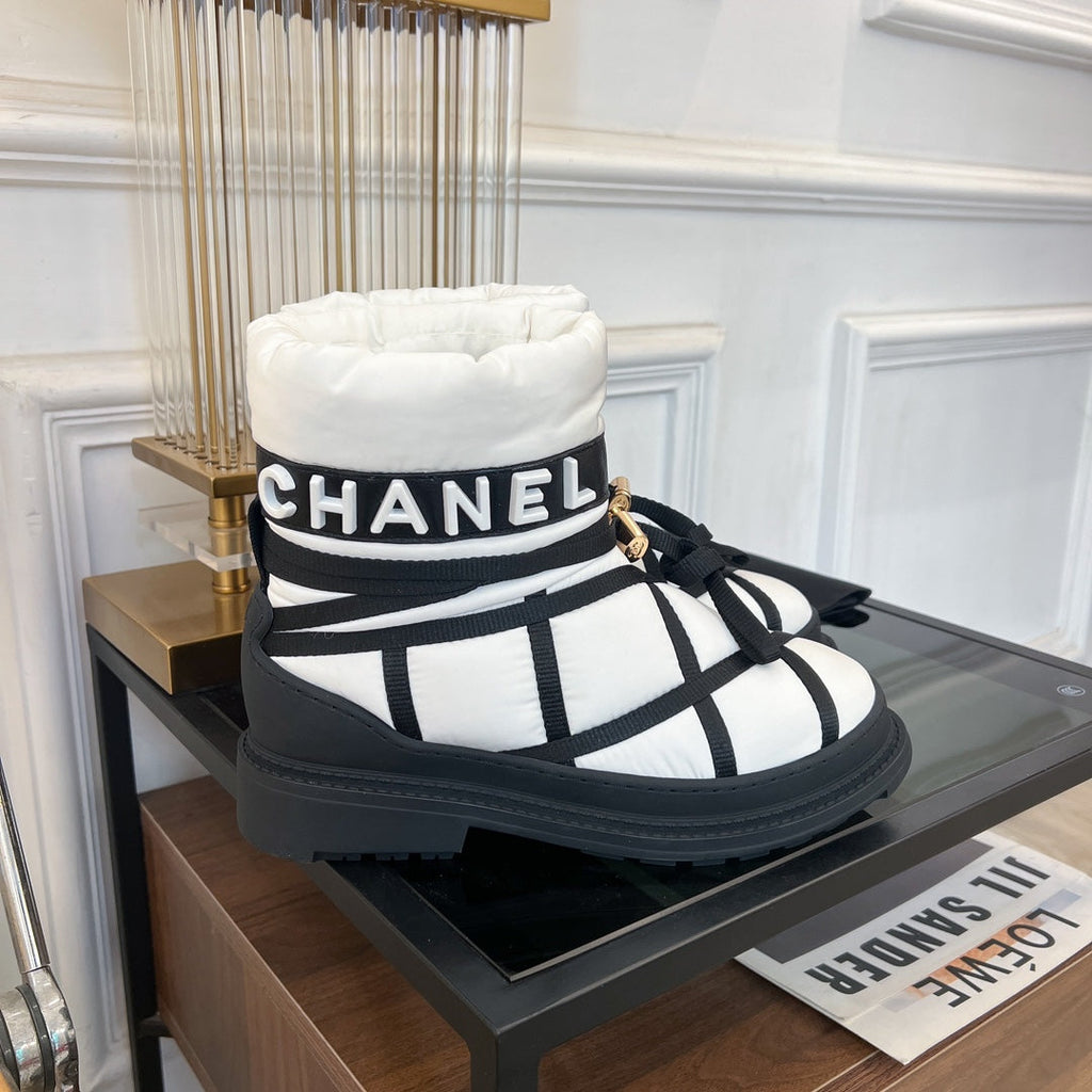 CHANEL SKI BOOTS IN WHITE MIX BLACK QUILTED COTTON