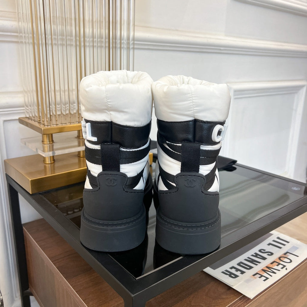 CHANEL SKI BOOTS IN WHITE MIX BLACK QUILTED COTTON