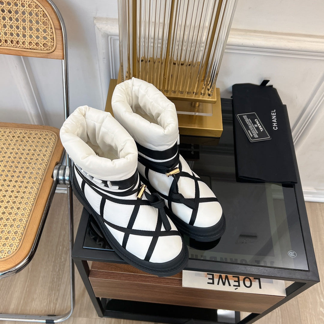 CHANEL SKI BOOTS IN WHITE MIX BLACK QUILTED COTTON