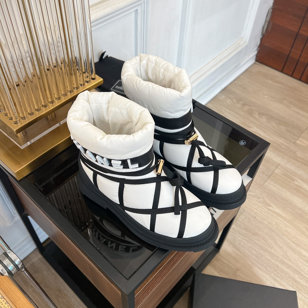 CHANEL SKI BOOTS IN WHITE MIX BLACK QUILTED COTTON