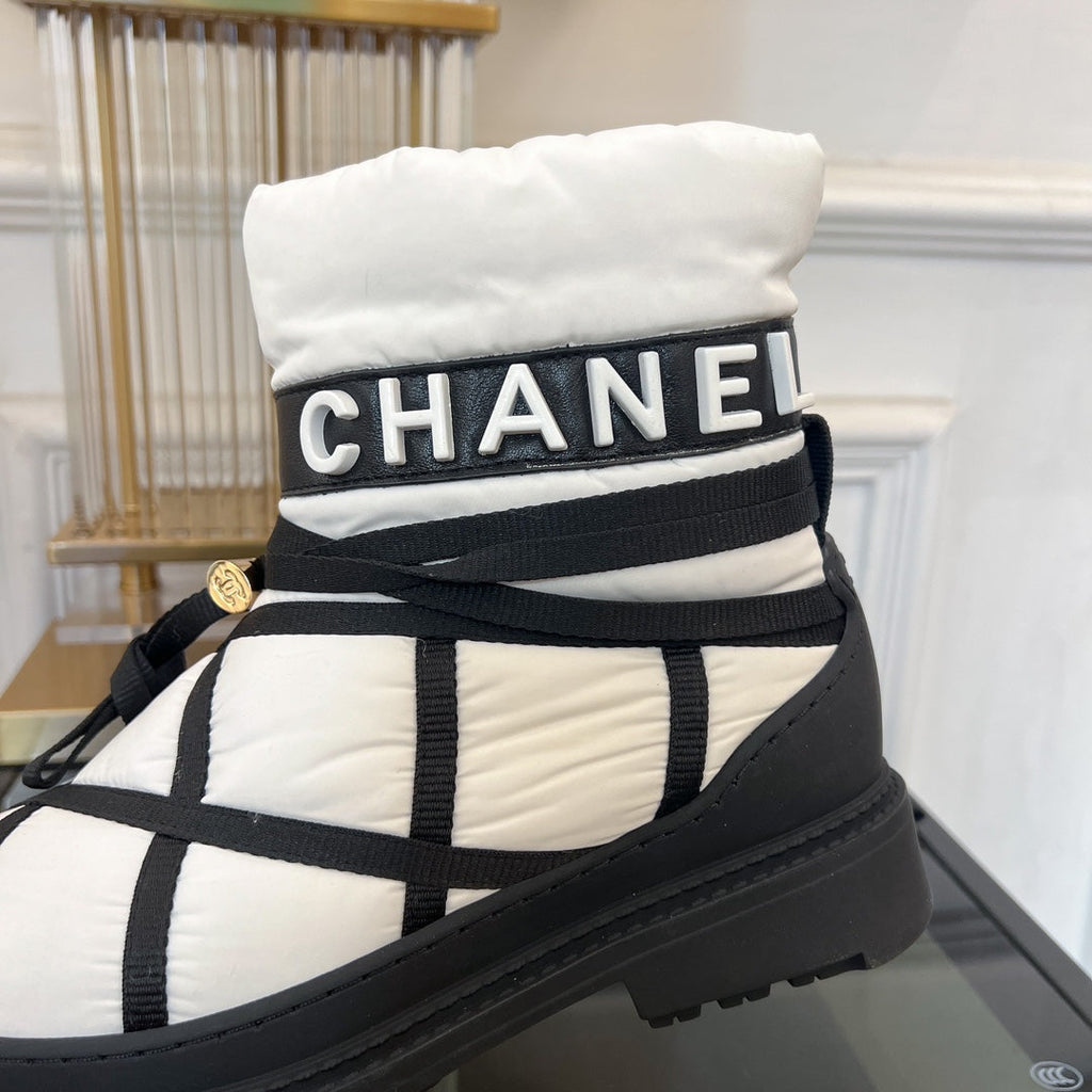 CHANEL SKI BOOTS IN WHITE MIX BLACK QUILTED COTTON