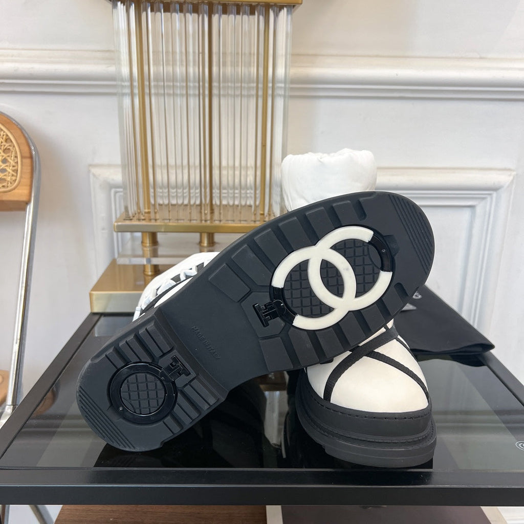 CHANEL SKI BOOTS IN WHITE MIX BLACK QUILTED COTTON