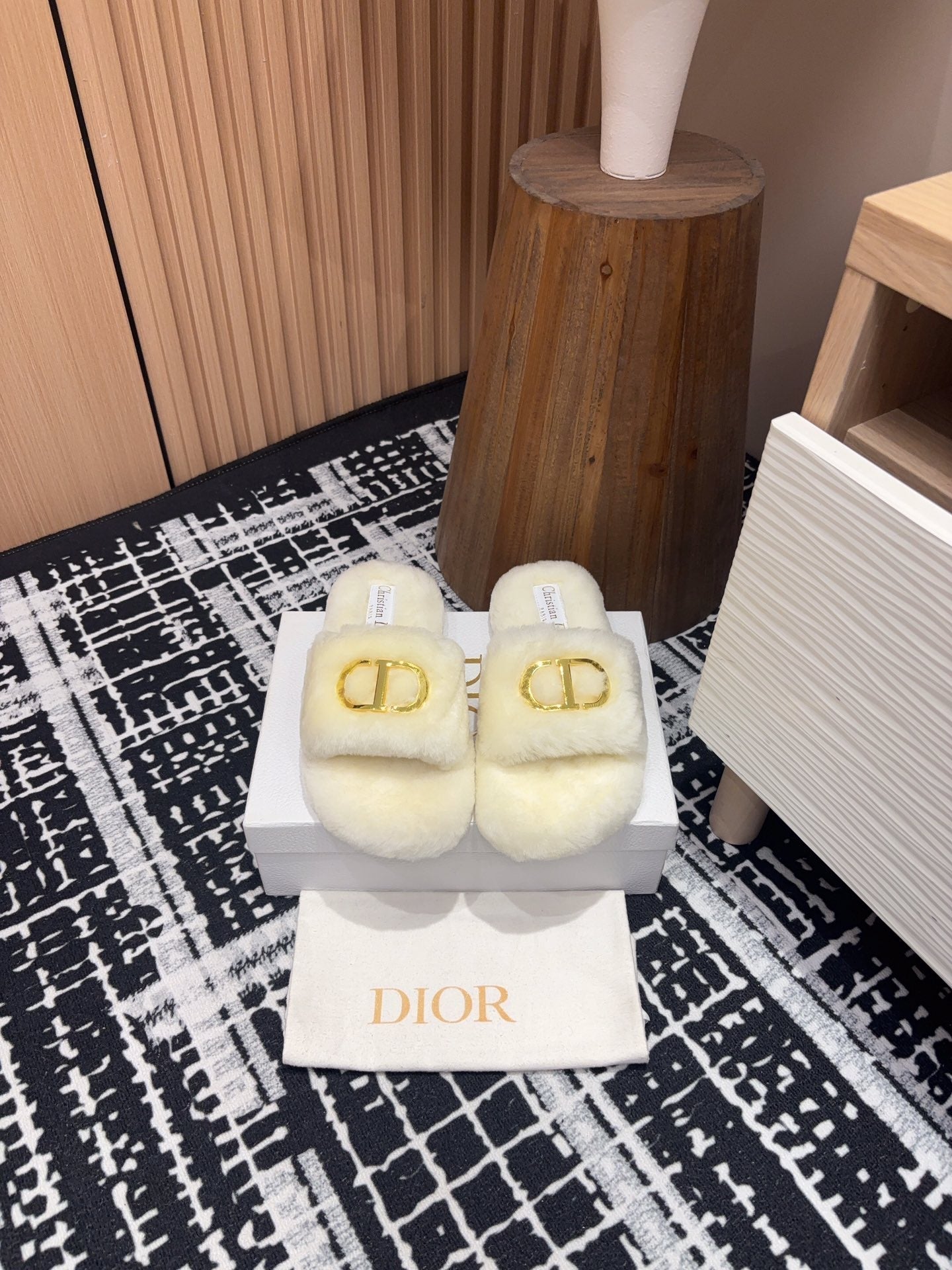 DIOR THICK-SOLE SLIPPER IN WHITE CREAM FLEECE WITH GOLD LOGO
