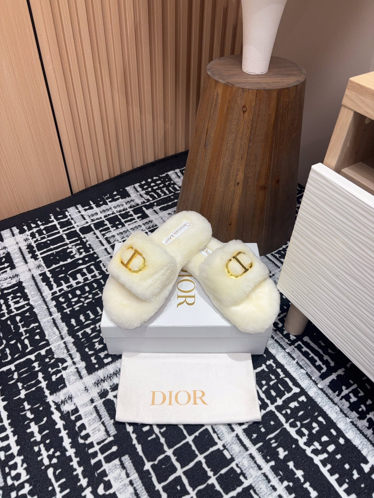 DIOR THICK-SOLE SLIPPER IN WHITE CREAM FLEECE WITH GOLD LOGO