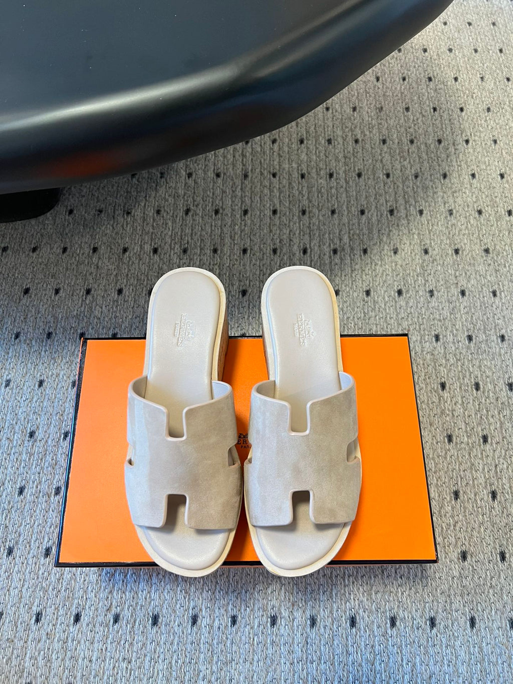 HERMES EZE SANDAL PLATFORM 85 MM IN PALE GRAY SUEDE