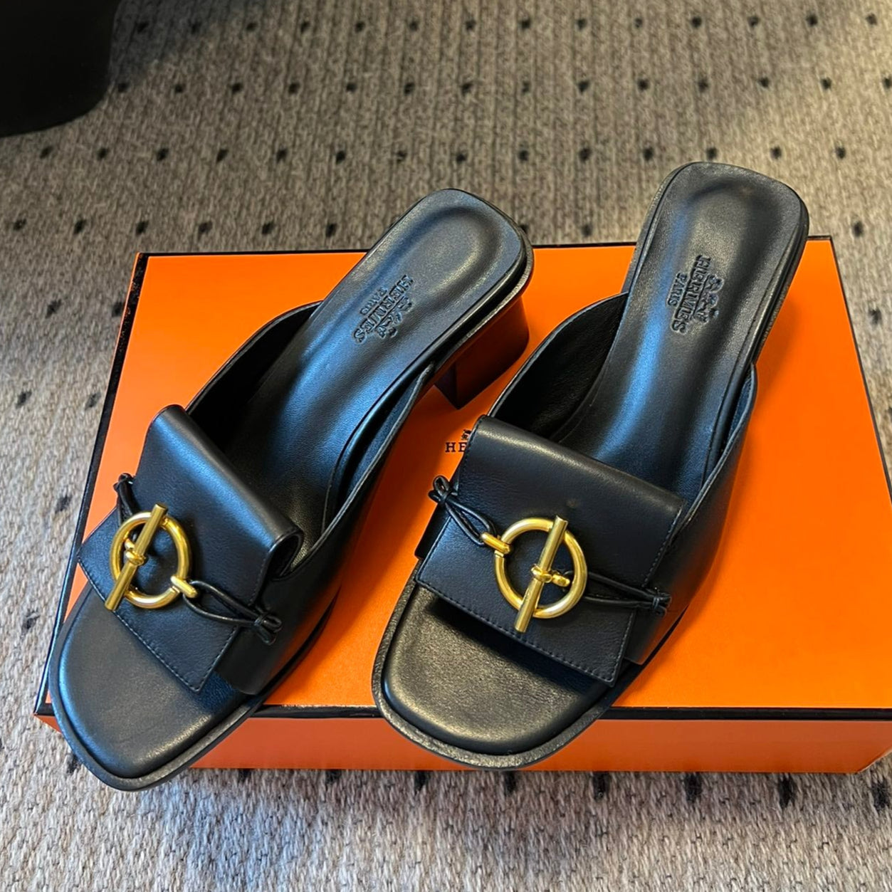 HERMES ILOT 55 MM SANDAL IN BLACK CALFSKIN