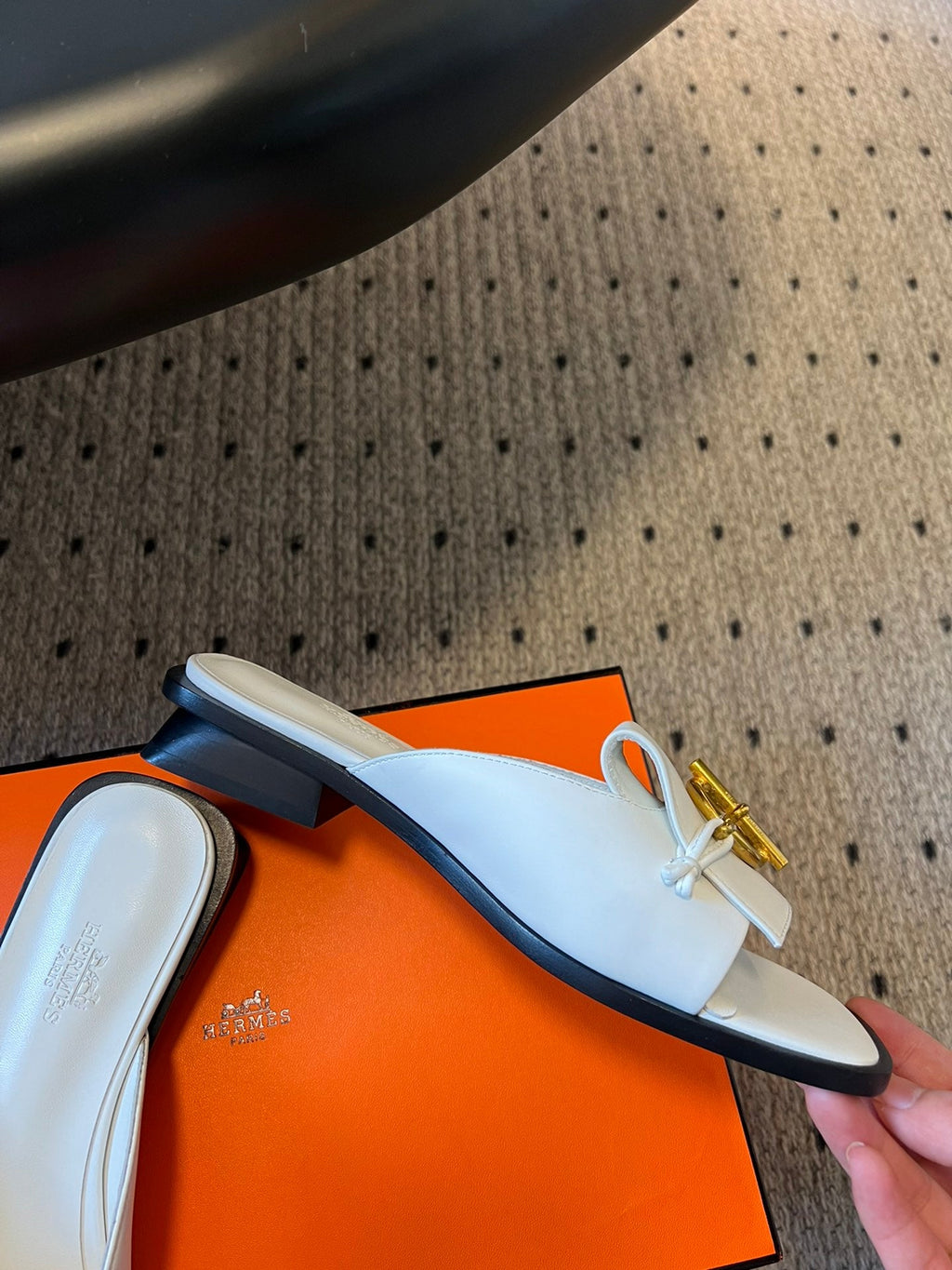 HERMES ILOT FLAT SANDAL IN WHITE CALFSKIN