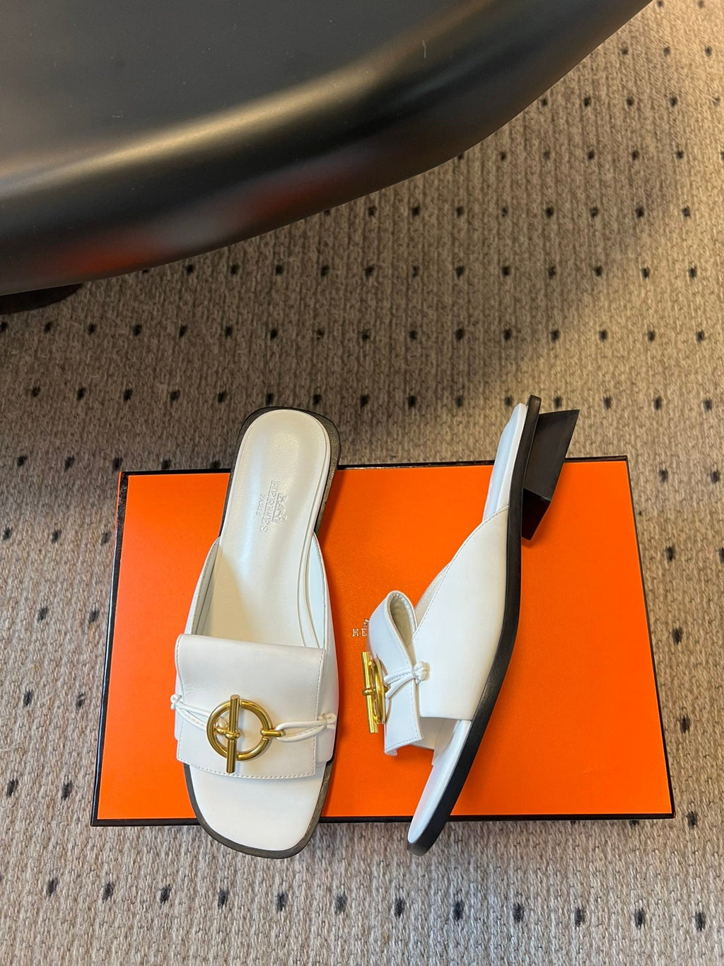 HERMES ILOT FLAT SANDAL IN WHITE CALFSKIN