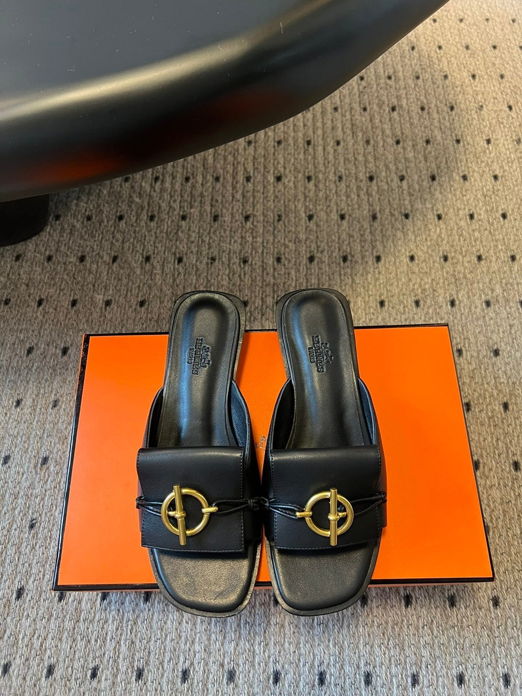 HERMES ILOT FLAT SANDAL IN BLACK CALFSKIN