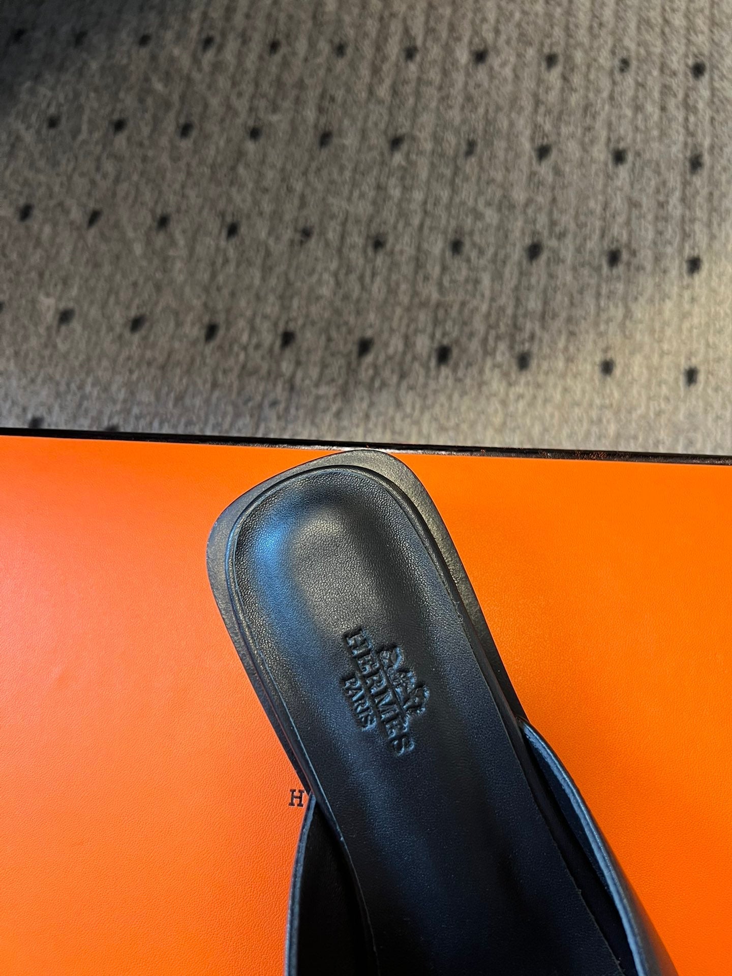 HERMES ILOT FLAT SANDAL IN BLACK CALFSKIN