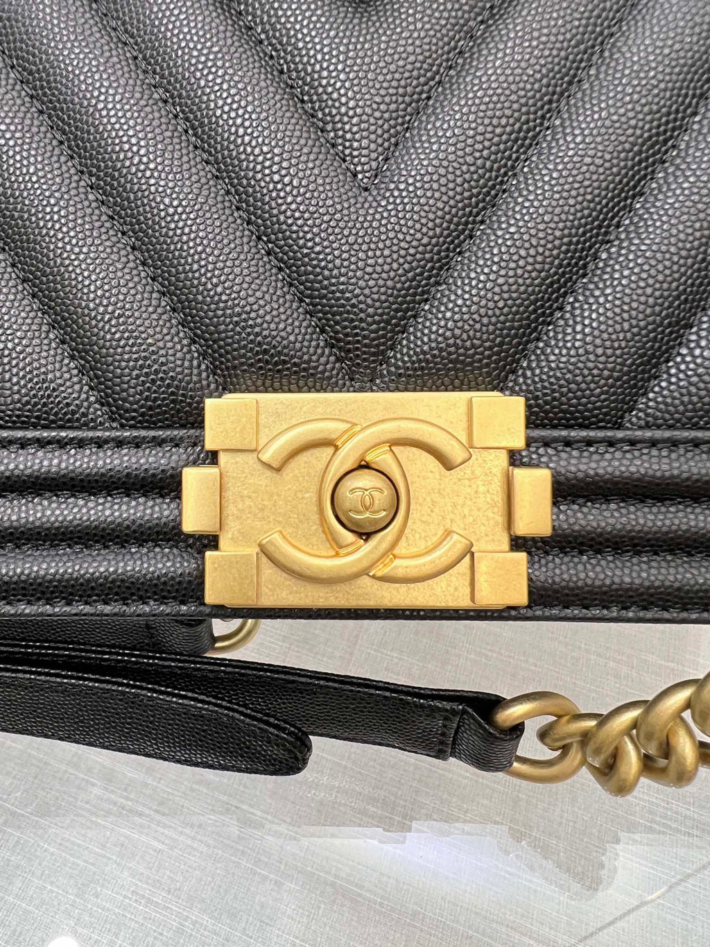 CHANEL BOY BAG MEDIUM 25 BLACK CHEVRON CAVIAR RUTHENIUM HARDWARE