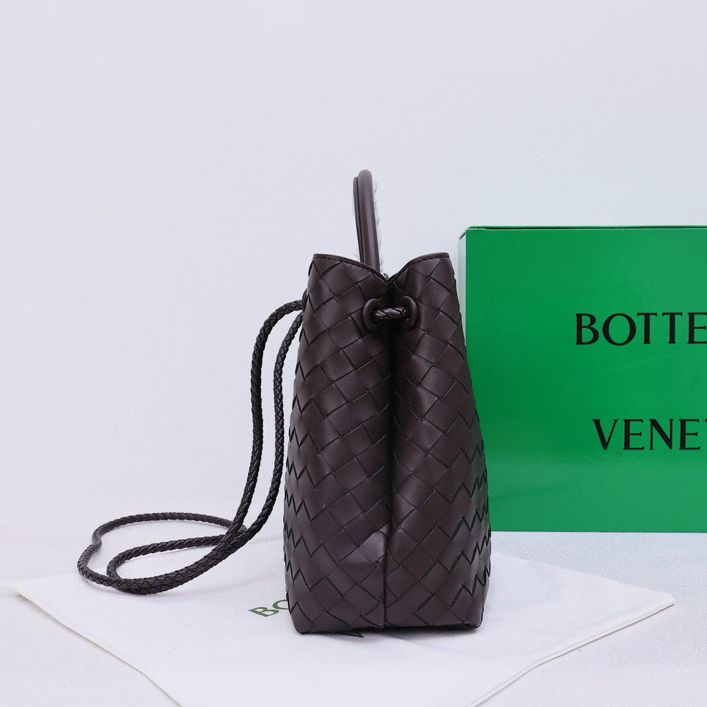 BOTTEGA VENETA MEDIUM ANDIAMO 32 BROWN LAMBSKIN GOLD HARDWARE