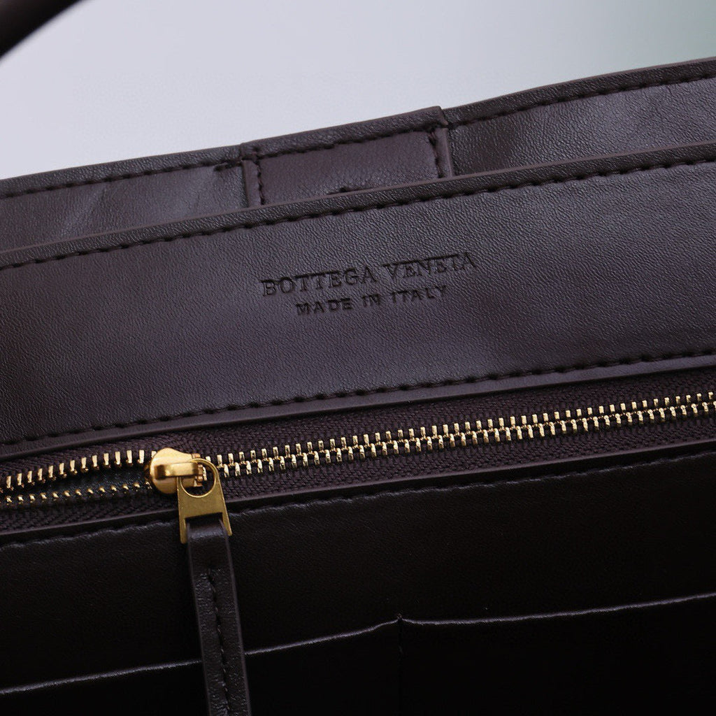 BOTTEGA VENETA MEDIUM ANDIAMO 32 BROWN LAMBSKIN GOLD HARDWARE