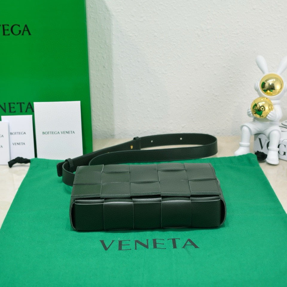 BOTTEGA VENETA CASSETTE 23 IN DARK GREEN CALFSKIN