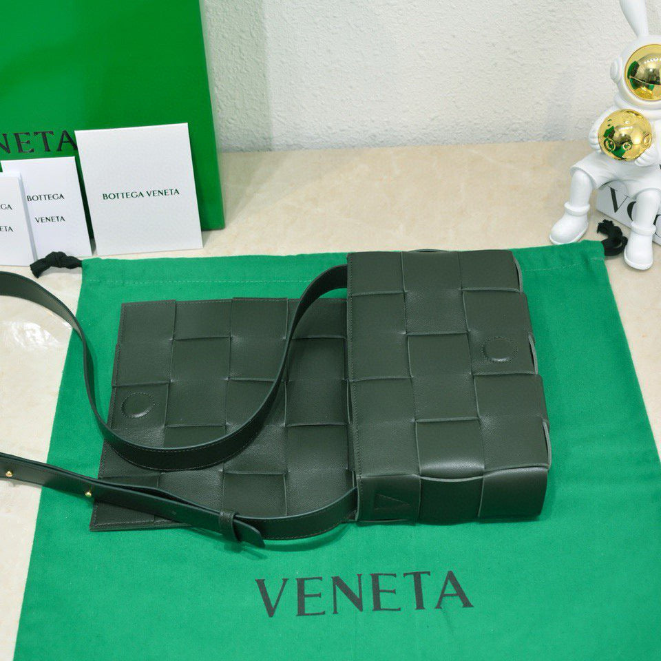 BOTTEGA VENETA CASSETTE 23 IN DARK GREEN CALFSKIN
